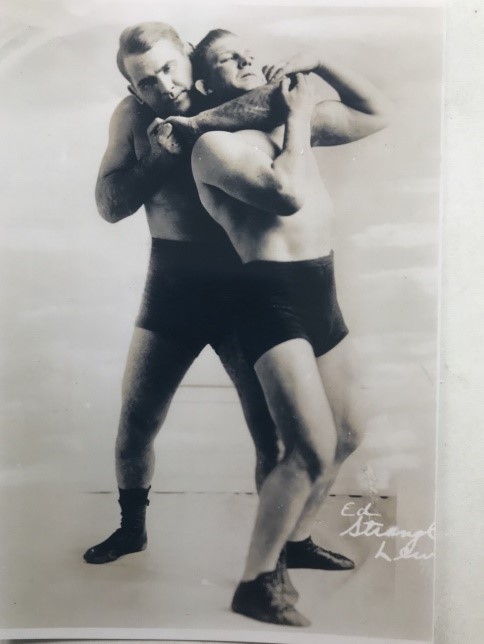 Lewis with a rear naked choke Lewis with a rear naked choke